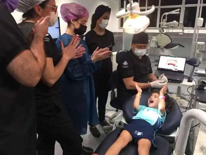 Dr. Marcos Gribel atendendo paciente